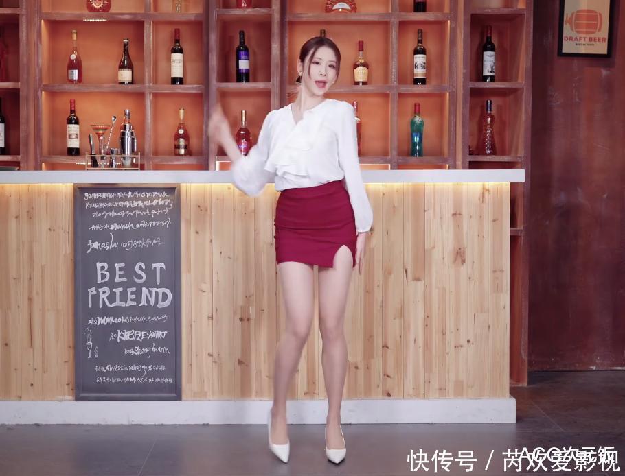 区里|B站舞蹈区阿姨搞出花操作，90后的经典回忆？但装束太紧了