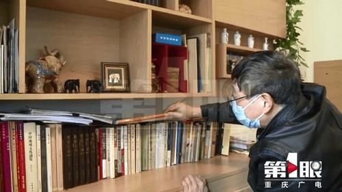 中年|重庆市民打卡洪崖洞 发现“洞”字有问题