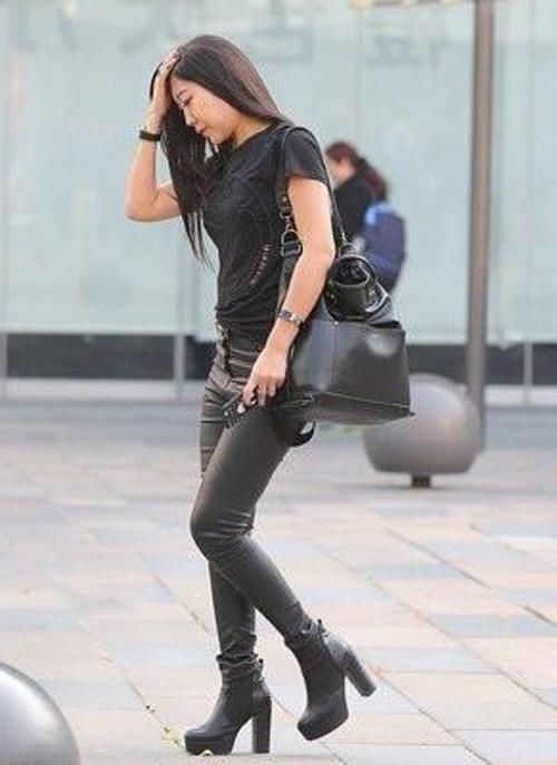 短靴加上高跟的设计，显得腿部显细显长