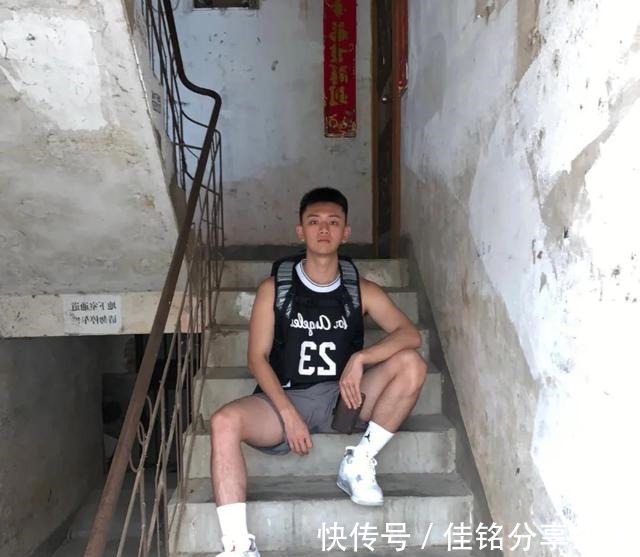 白袜|这枚00后的大1体育生有点可爱哦!