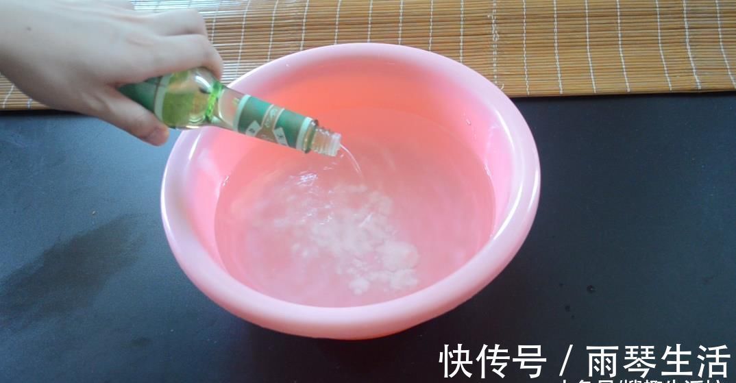 冲洗|凉席脏了别再用水冲洗了, 教你5分钟清洗凉席, 洗的干净还能除螨