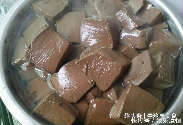 现在菜市场卖的猪血是什么做的，为何那么嫩