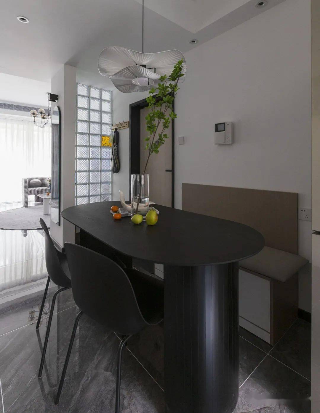 玄关|小夫妻的优雅两居,U型衣帽间真大气,圆形家居内敛又舒适,超美