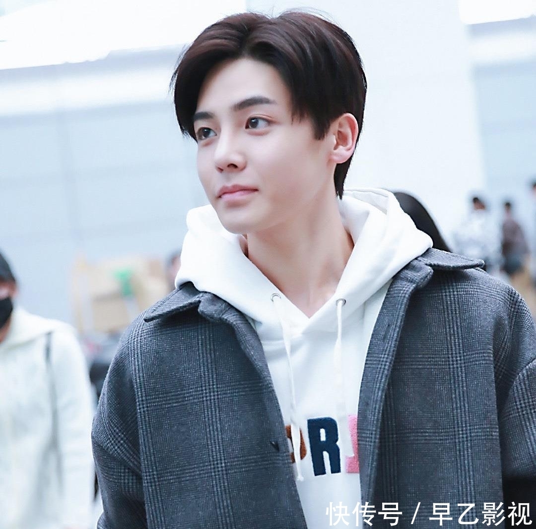 艺人|杨超越参加恋爱综艺,与侯明昊组成CP,任豪退出