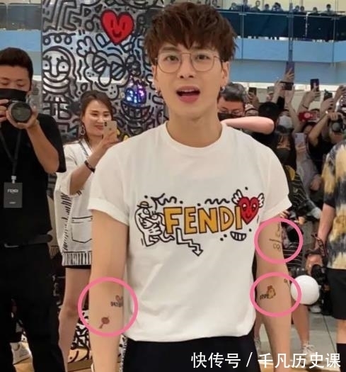 紋身|錄《奔跑吧》不能有紋身,王嘉爾花式遮擋,原諒我笑出了聲