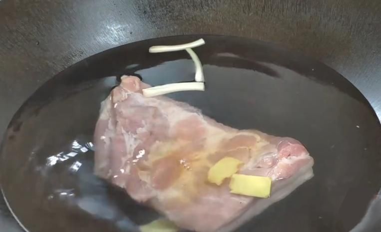 家里来客人了,来到硬菜“梅菜扣肉”,做法简单,香酥软烂