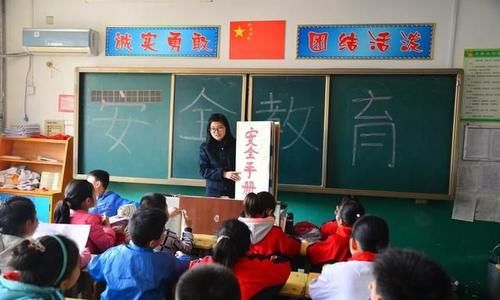 孩子课间活泼好动，连续被老师批评，“十分钟”为何不能休息？