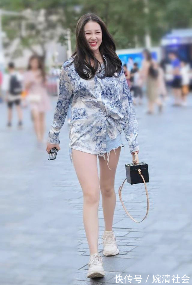 衬衫|气质女孩的优雅穿搭, 水墨印花衬衫搭配牛仔短裤, 满满的国风韵味
