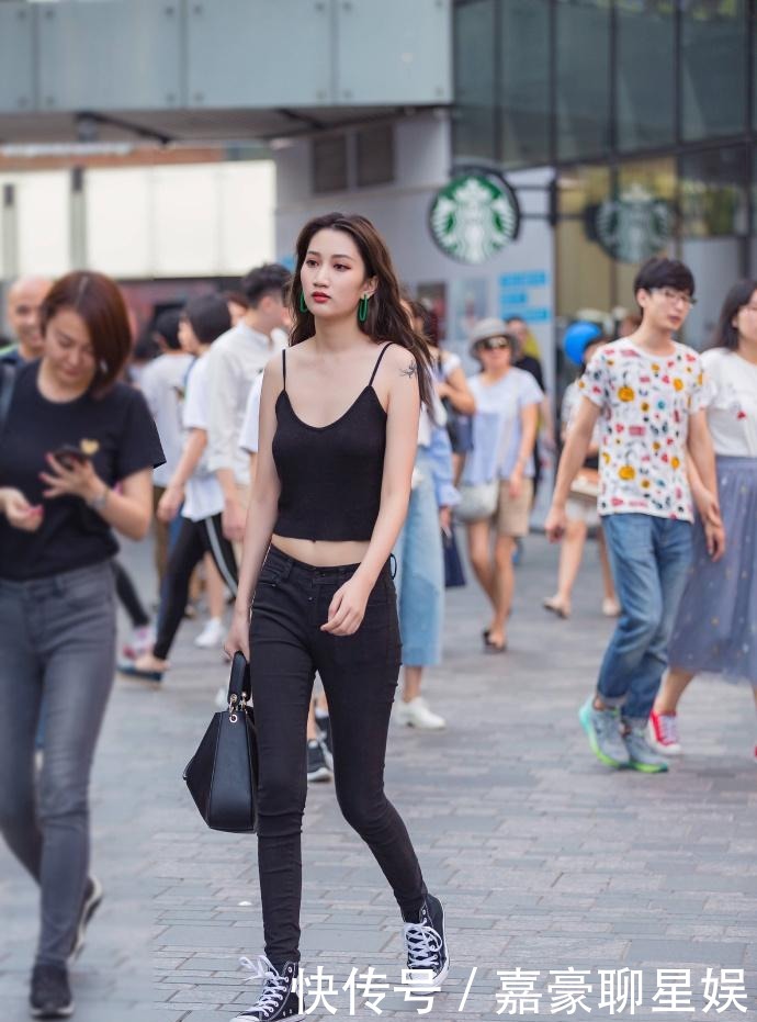 选择|街拍:美女选择男友的要求肯定不低