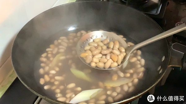 这道菜|花生加一把芹菜，居然这么好吃