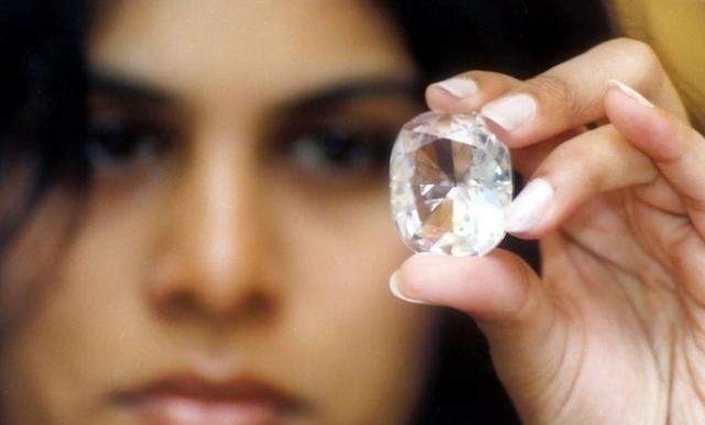 钻石!女孩旧货市场买了一枚26克拉的钻石,以为是假的佩戴了几十年