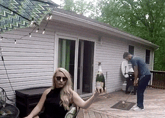 |搞笑GIF:假装什么都没有发生,我只是一个普通的路人甲……