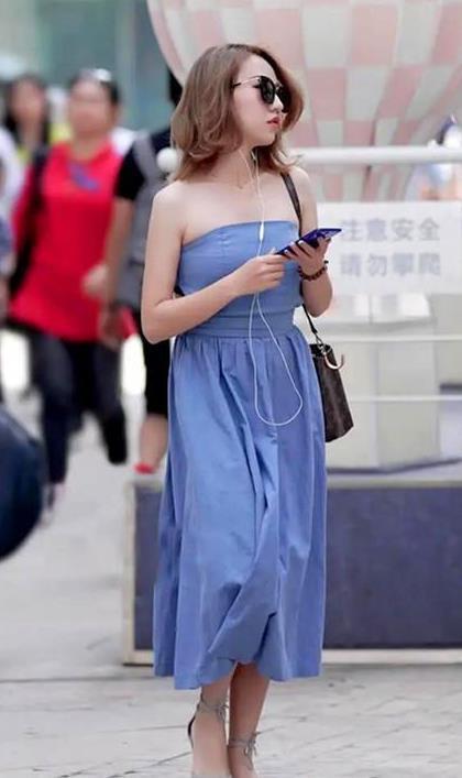 街拍：沉鱼落雁的美女，一条蓝色的连衣裙，时尚魅力女人味