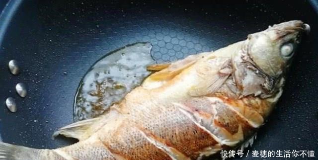 煎鱼时,在鱼身上抹上一点“它”鱼肉不粘锅也不破皮,方法很实用