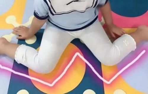 驼背|孩子最爱的4种坐姿,竟是“长不高”祸首,基因再好也无缘大长腿