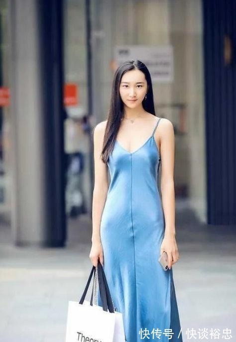 长裙 邻家女孩婴儿肥身材,穿搭前卫牛仔裤,时尚大气又清新