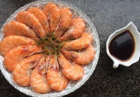 放油|煮虾时,放油好还是放盐好大厨都不对,放它虾肉才会更鲜嫩