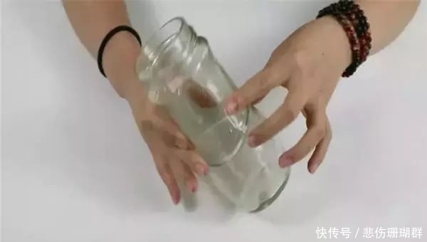 杯子的底部不好清洁，教你一招不用刷，杯子洁净如新！