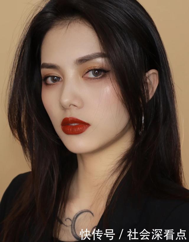 想要打造“氛围感美女”,妆容特点很重要,今日份妆容教程来啦!