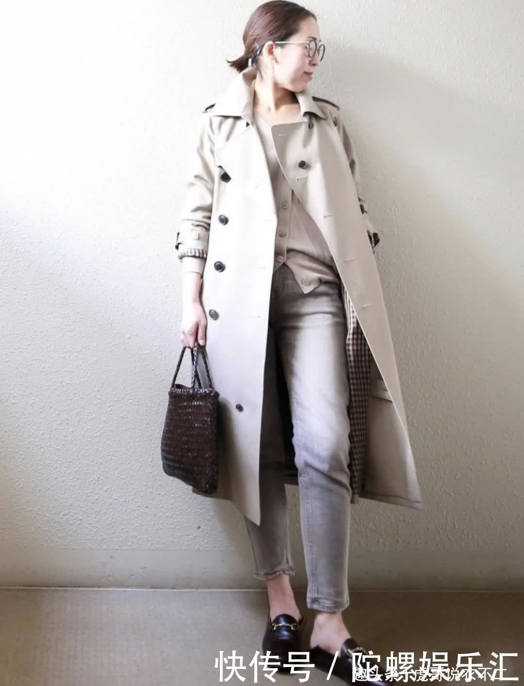 50岁女人穿衣简约最重要，基础款get高级感，这位日本博主做到了