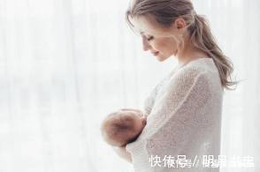 瑜伽|宝妈倒立练瑜伽,宝宝爬过来“讨口粮”,接下来的动作逗翻网友