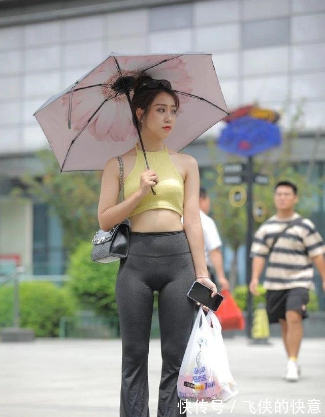 修身裤 穿修身裤美不美,搭配一件“挂脖衣”,造型会告诉你答案!
