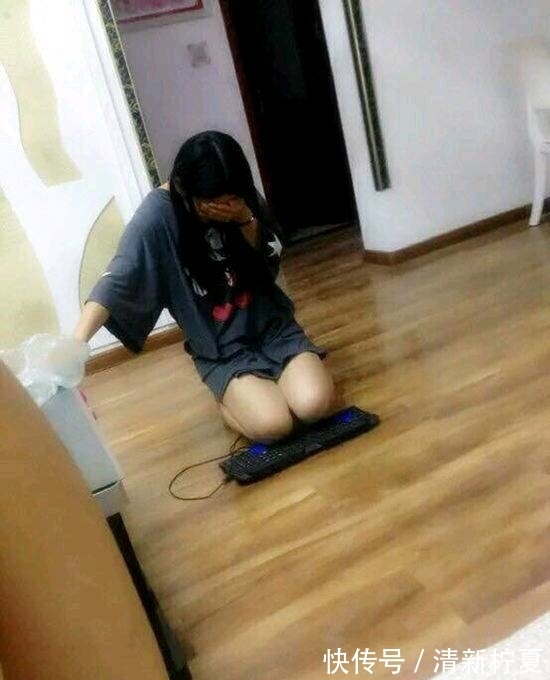 |搞笑图片幽默段子笑话:哈哈,悠闲的大爷,沙发用来当船了呢