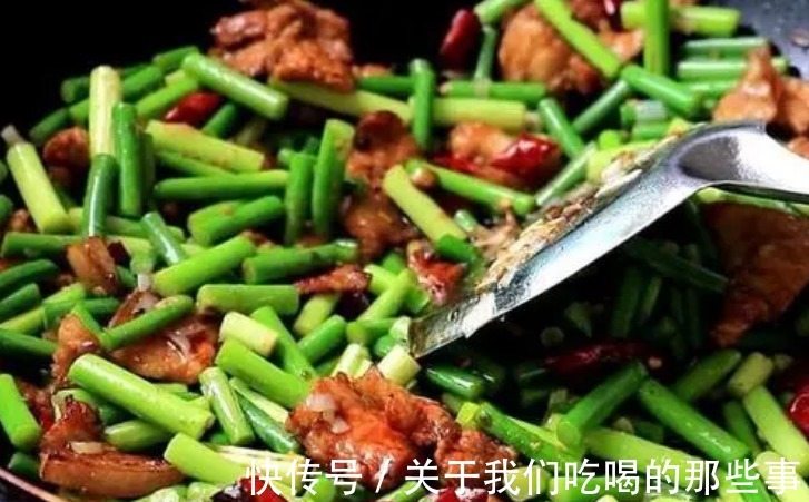 老师傅教你炒蒜苔，别直接炒别焯水，巧用一招，蒜苔翠绿鲜嫩入味