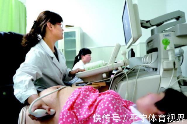 怀孕期间|男孩陪46岁妈妈待产,被医生夸赞孝顺,孕妈:他是宝宝的爸爸