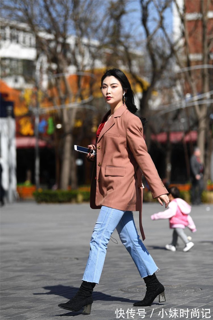 混搭|街拍：美女一件藕荷色的西装，有一点风衣的味道，混搭风的感觉！