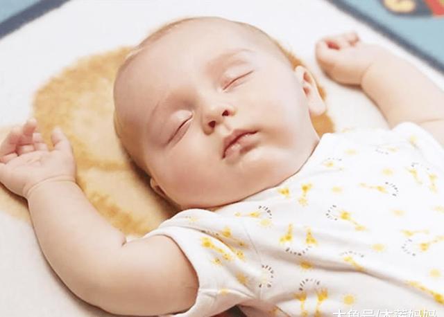 豆豆|新晋宝妈晒宝宝搞怪睡姿照，朋友评论孩子有问题，快带去检查下