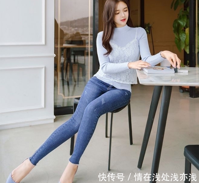 街拍牛仔裤小姐姐穿着时尚舒适，展现潮流气息