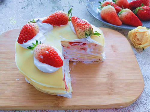 想吃蛋糕在家做，不用烤箱，简单实惠，60块钱能做两个，好看好吃