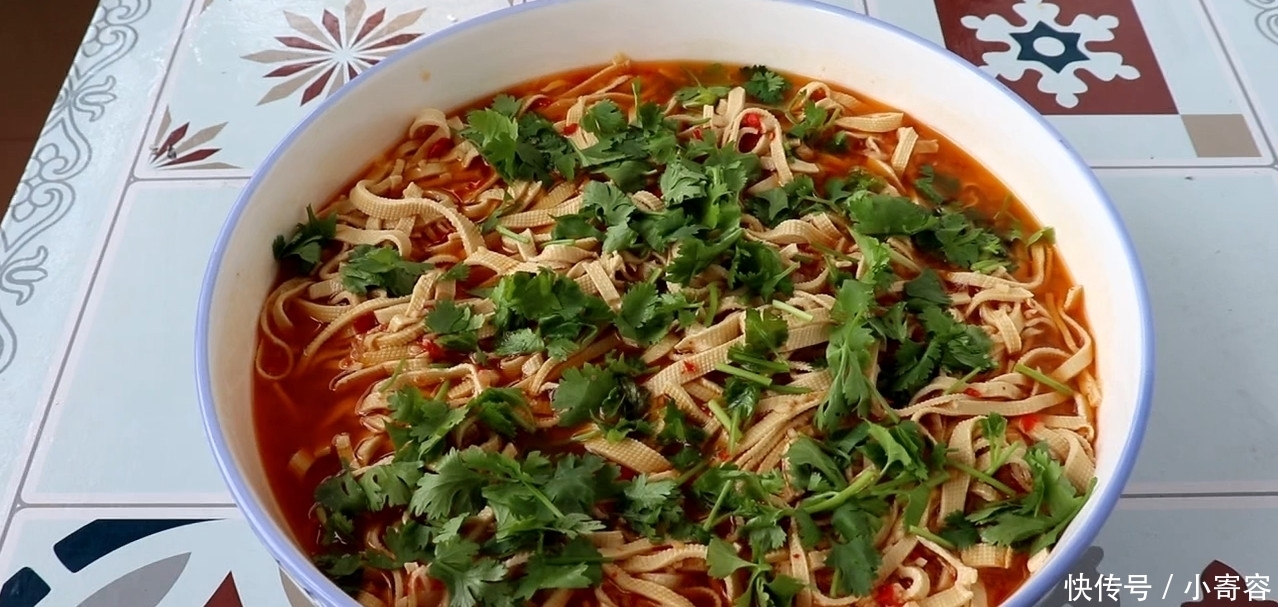 豆腐皮别再炒着吃了,教你一个特色吃法,一做一大盆,方法超简单