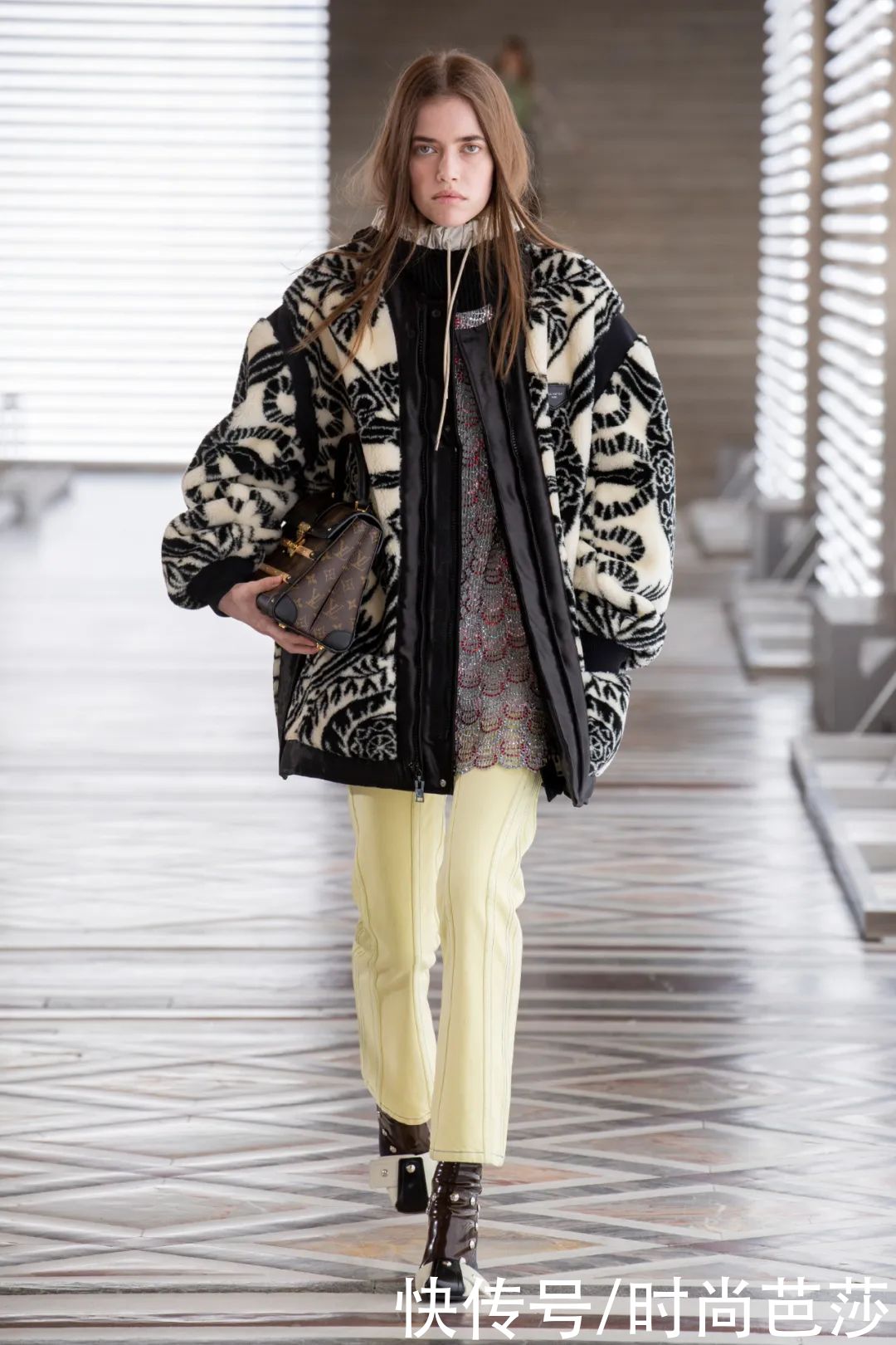 卢浮宫周边？不，这是Louis Vuitton新包