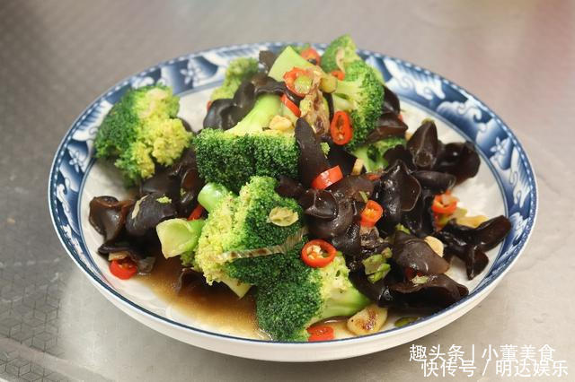 炒木耳时,噼里啪啦真吓人!多做1步,木耳不溅油更好吃