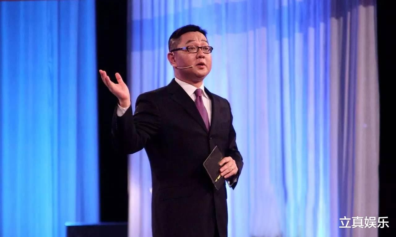 从法制节目主持人沦落到综艺节目当小丑 张绍刚的行为很奇怪