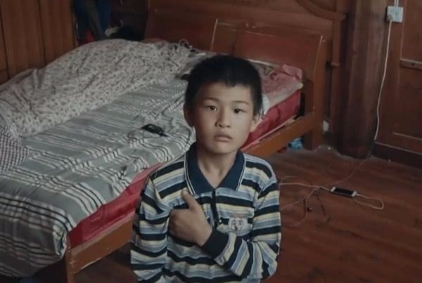山村|《变形计》山村男孩穿阿迪达斯火了,看到爸爸的着装后,扎心啊!
