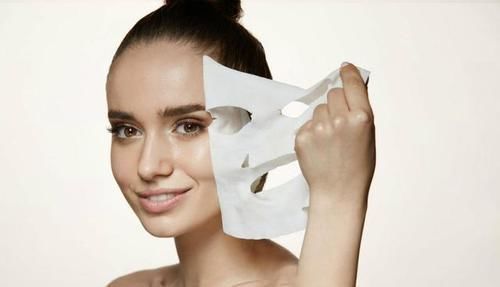 敷面膜时,那张塑料纸别扔了,很多女生都丢了,难怪皮肤越敷越干