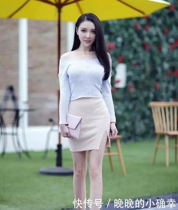 路人街拍，小姐姐下身穿的是一件白色的牛仔短裤，展示白皙的双腿