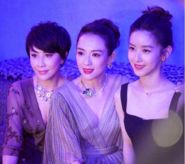 章子怡范冰冰现状反差有多大,从两人看秀同框合影的嘉宾可见一斑