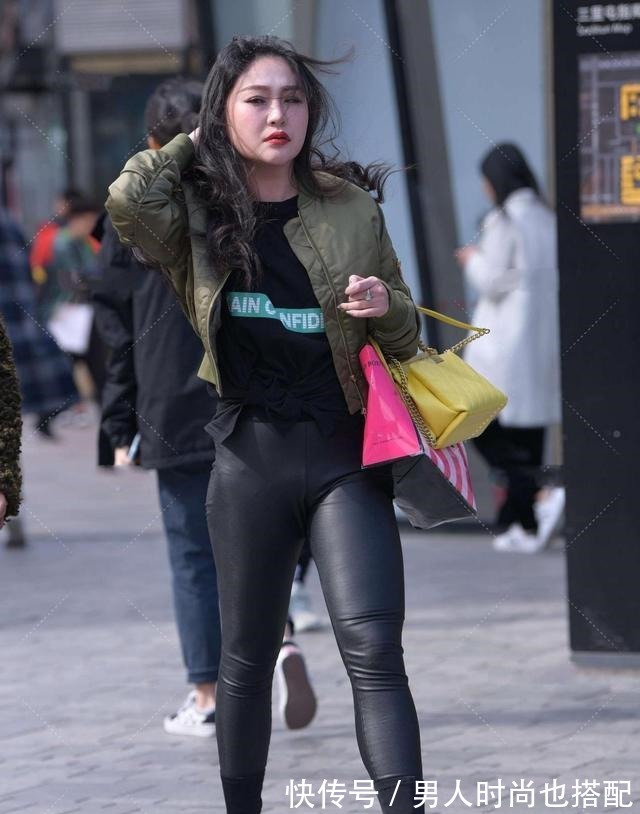 年轻时尚 深绿的棒球服，突显年轻的时尚，搭配黑色的皮裤炫酷！