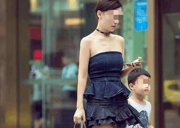 “你妈妈裙子这么短,不害臊”宝妈盛装参加家长会,孩子却被嘲笑