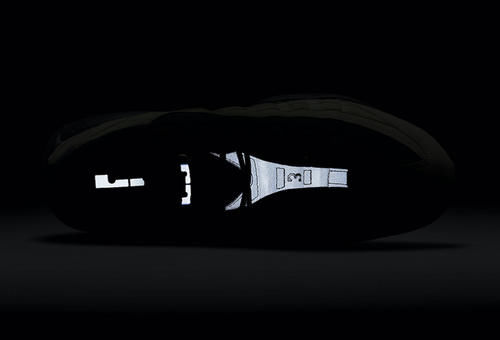 篮球圈顶流詹皇的最爱，还有特殊配色与专属细节加持的高颜值鞋款