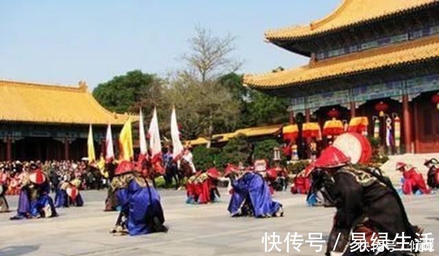 文武百官&康熙拜孔子不愿下跪, 大臣遮住墓碑上一个字后, 他立即跪下!