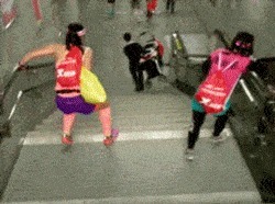 |搞笑GIF:你朋友圈里嗮旅游的,并不一定就是真的呦!