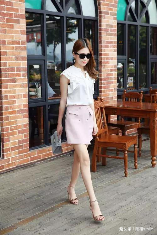 高跟鞋 美女脚上一双紫色尖头高跟鞋,充满着青春的味道,让她更显女人味