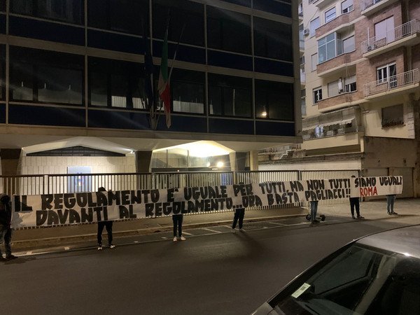 小丑们|罗马球迷在意足协门口拉横幅抗议：差不多得了，小丑们！