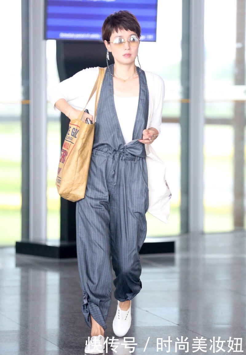 墨镜|马伊琍终于开窍了,穿连体裤配茶色墨镜走机场,洋气了不止一点