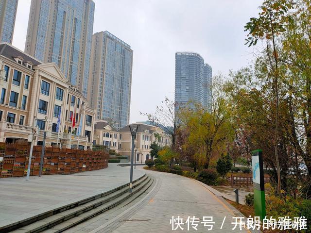 梅溪湖@《五绝·冬日游梅溪湖》逍遥碧水边,湖清树自闲